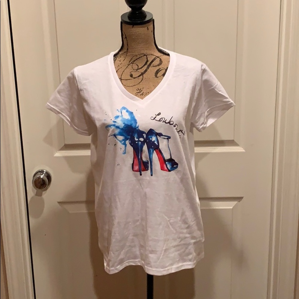 Graphic T shirt. Blue heels with red botto…